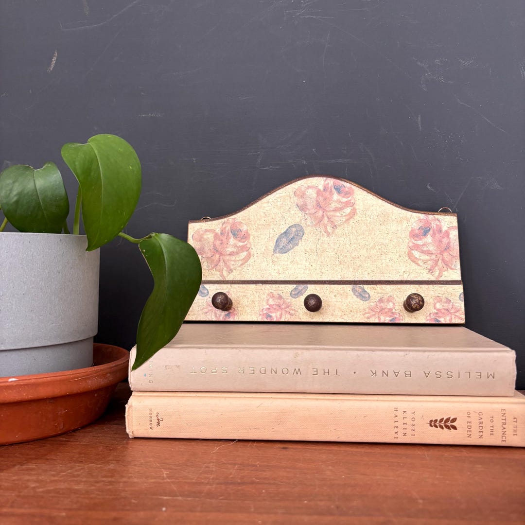 Vintage Cottage Core Floral Keyholder. 3 Pegs - Etsy