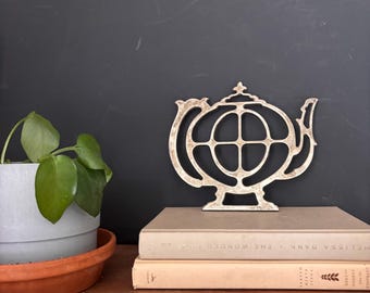 Salvamanteles antiguo chapado en plata para tetera