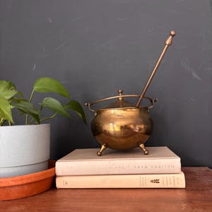 Vintage mässingskruka med fot, lock och pimpsten. Smudge-kruka, mässingskittel, mässingsblomkruka