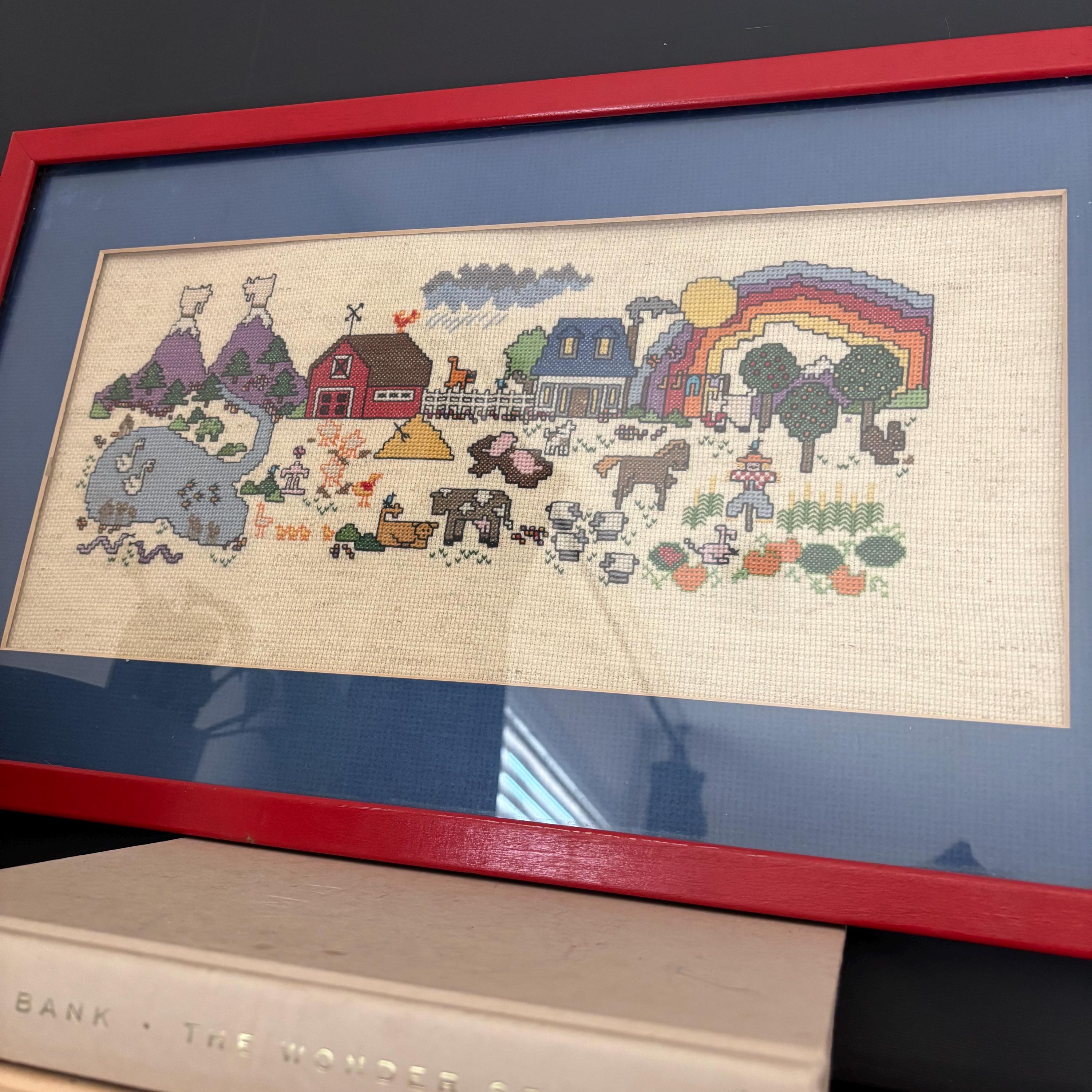 ヴィンテージの額入りファームクロスステッチアート。虹色。カラフル