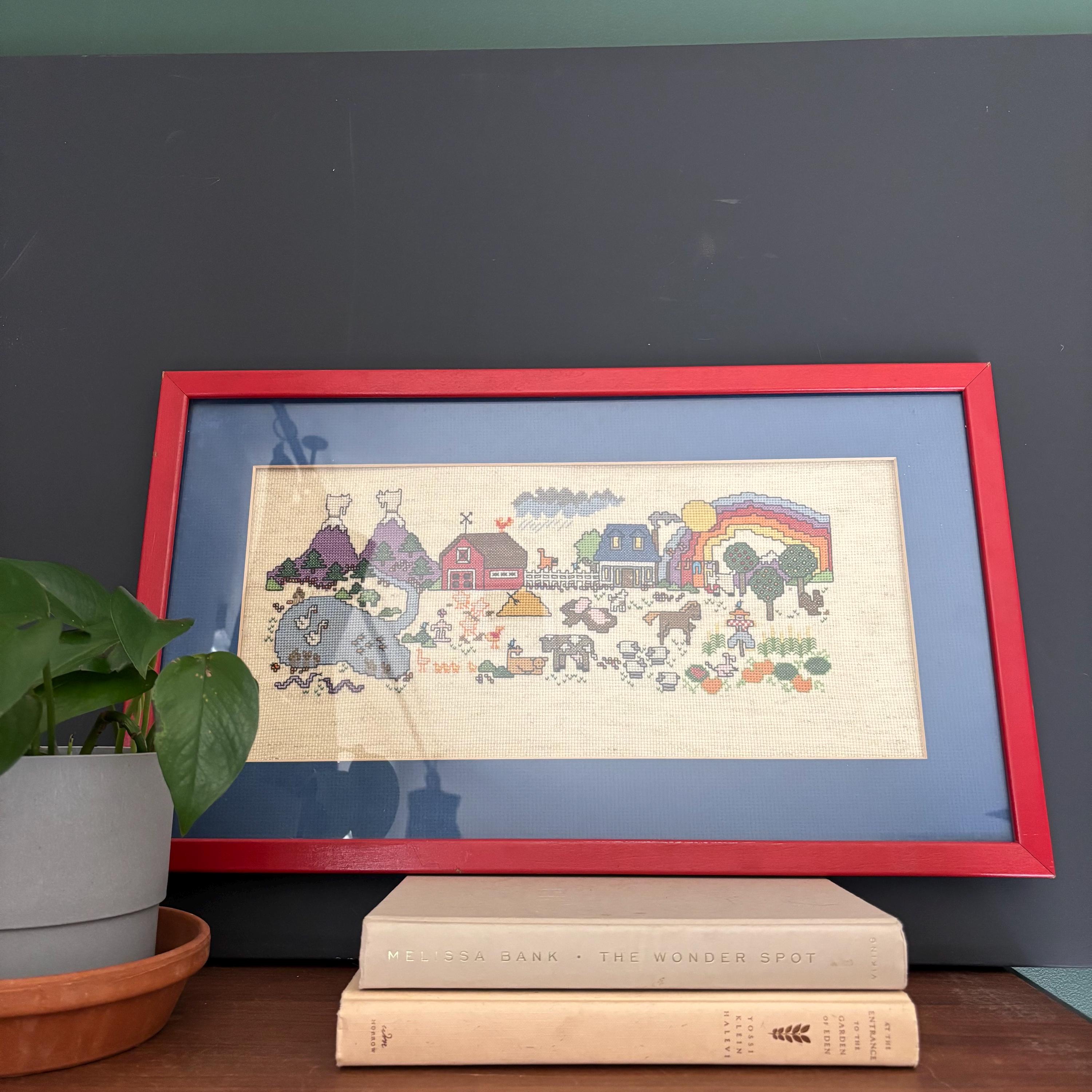 ヴィンテージの額入りファームクロスステッチアート。虹色。カラフル