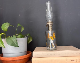 Lámpara de aceite vintage Lamplight Farms con forma de mariposa, cristal transparente con mecha, 25 cm (10 pulgadas), estilo caprichoso.