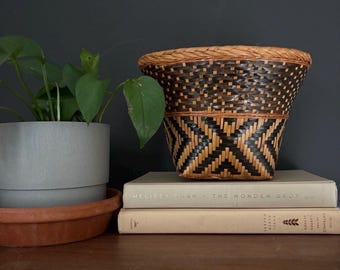 Cesta tejida estilo bohemio vintage en negro y marrón