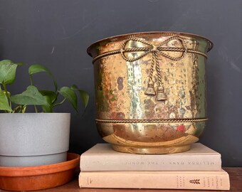 Vaso da fiori vintage in ottone massiccio, stile metà secolo, con fiocco a corda in stile neoclassico federale.