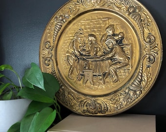 Vintage gestempelt Messing Ladegerät Wanddekor England Männer im Pub geprägt