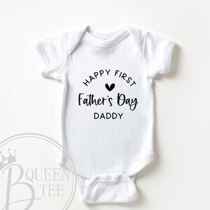 Happy First Father&#39;s Day Daddy Onesie®, First Father&#39;s Day Onesie®, Father&#39;s Day Baby Outfit, Baby 1st Father&#39;s Day, Pregnancy Announcement.
