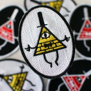 Puede incluir: Un conjunto de parches bordados para planchar que representan a un personaje de dibujos animados con una cabeza triangular amarilla, un ojo y un sombrero de copa negro. El personaje es conocido como Bill Cipher de la serie animada Gravity Falls.
