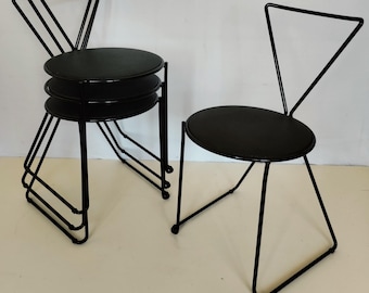 Gruppo di 4 sedie minimaliste impilabili , in tondino di metallo e similpelle, design italiano anni &#39;70 /&#39;80, space age, vintage