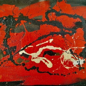 Könnte beinhalten: Abstraktes Gemälde mit schwarzen, roten und weißen Farbschleudern und -tropfen auf einer Leinwand. Das Gemälde hat einen kühnen und dynamischen Stil.