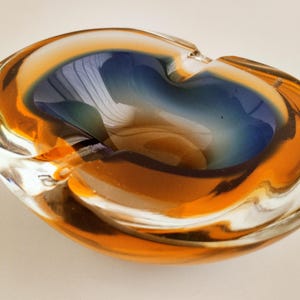 Posacenere / svuota-tasche vintage space-age anni &#39;60 / &#39;70, vetro di Murano &quot;sommerso&quot;, design attribuibile a Flavio Poli per Seguso