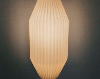 Grande lampada a sospensione, lampadario vintage anni '50 - '60 in vetro di Murano, opalino con incamiciato a triplo strato, design italiano