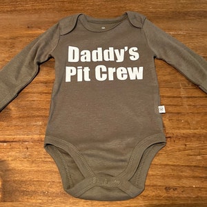 Daddy’s Pit Crew. Wyścigi, samochód wyścigowy. Body z długim rękawem, z nadrukiem/tekstem/jednoczęściowy kombinezon