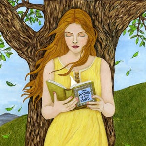 Pu&ograve; includere: Un dipinto di una persona con lunghi capelli ramati che indossa un abito giallo senza maniche, appoggiata a un tronco d'albero. La persona tiene in mano un libro aperto con copertina verde e il testo The History of the Wind sulla copertina.