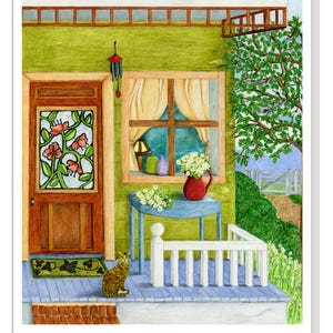 Pode incluir: Uma casa verde com uma porta castanha e uma janela com cortinas brancas. H&aacute; um gato sentado na varanda, que tem uma grade branca e uma mesa azul com um vaso de flores.