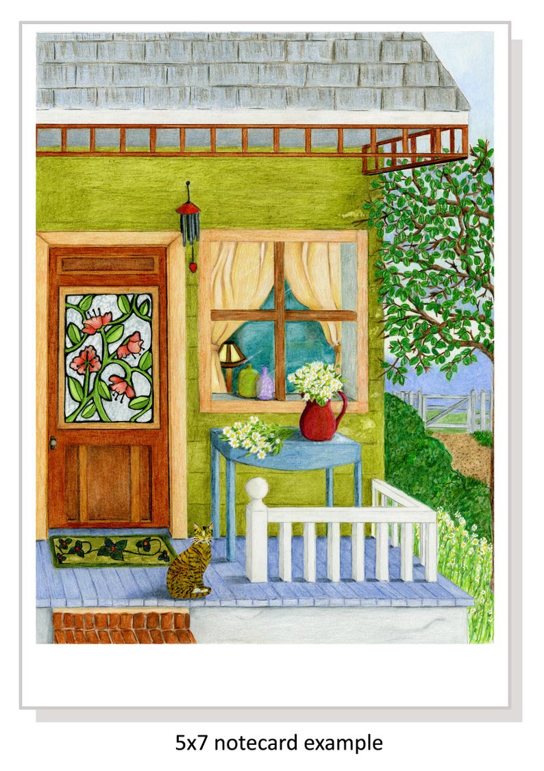 Pode incluir: Uma casa verde com uma porta castanha e uma janela com cortinas brancas. H&aacute; um gato sentado na varanda, que tem uma grade branca e uma mesa azul com um vaso de flores.