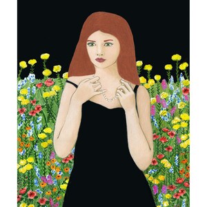 K&ouml;nnte beinhalten: Eine Frau mit langen roten Haaren, die ein schwarzes Kleid und eine Perlenkette tr&auml;gt, steht in einem Feld voller bunter Blumen.