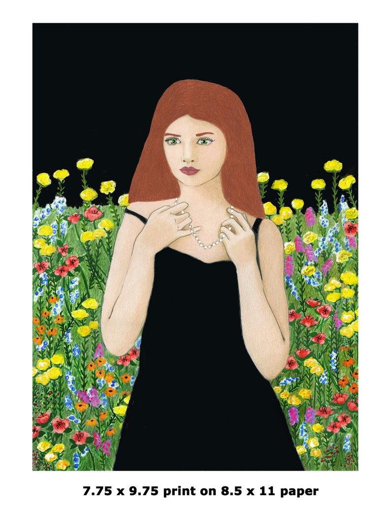 K&ouml;nnte beinhalten: Eine Frau mit langen roten Haaren, die ein schwarzes Kleid und eine Perlenkette tr&auml;gt, steht in einem Feld voller bunter Blumen.