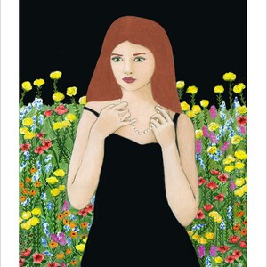 K&ouml;nnte beinhalten: Eine Frau mit langen roten Haaren, die ein schwarzes Kleid und eine Perlenkette tr&auml;gt, steht vor einem Feld voller bunter Blumen.