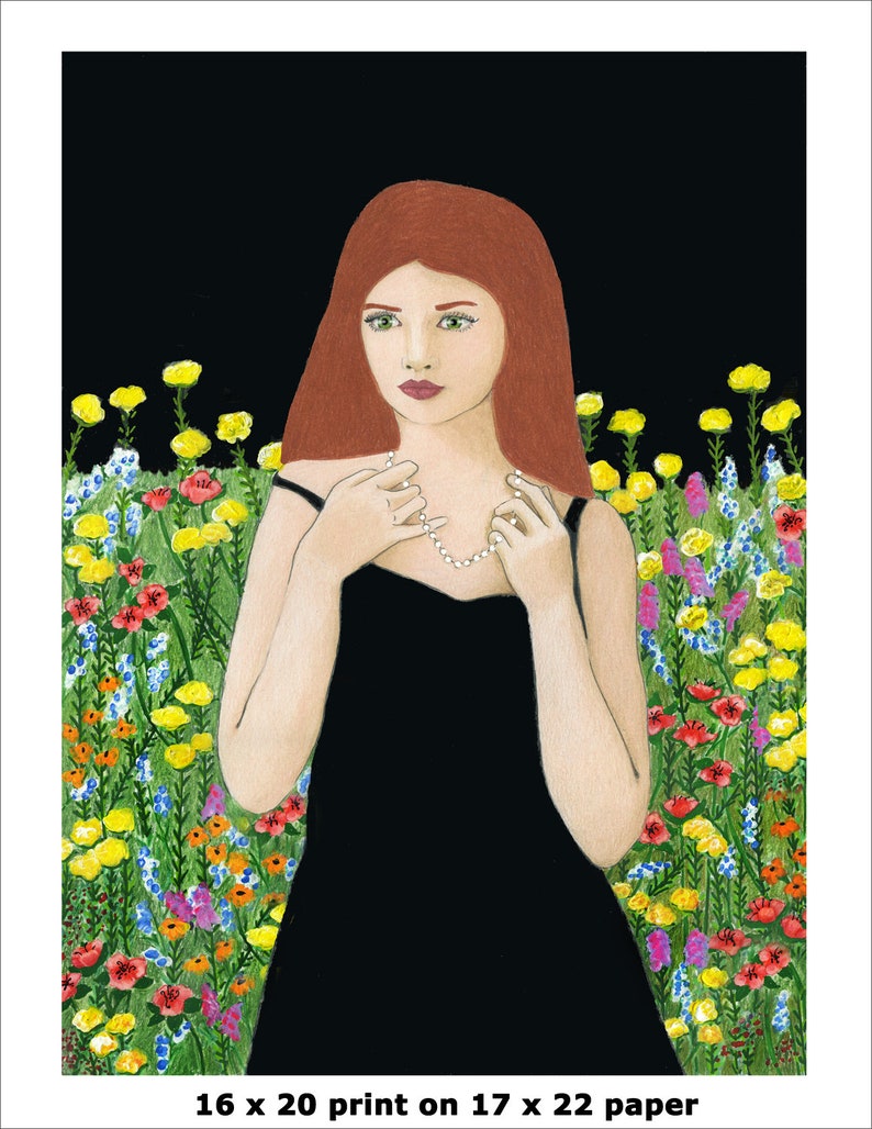 K&ouml;nnte beinhalten: Eine Frau mit langen roten Haaren, die ein schwarzes Kleid und eine Perlenkette tr&auml;gt, steht vor einem Feld voller bunter Blumen.