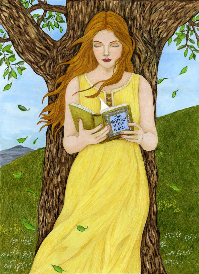 Pu&ograve; includere: Un dipinto di una persona con lunghi capelli ramati che indossa un abito giallo senza maniche, appoggiata a un tronco d'albero. La persona tiene in mano un libro aperto con copertina verde e il testo The History of the Wind sulla copertina.