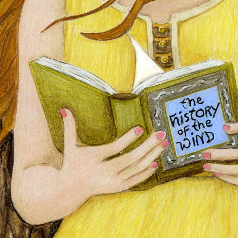 Pu&ograve; includere: Una persona che indossa un indumento giallo con dettagli marroni tiene in mano un libro aperto con copertina verde. Il libro presenta un inserto rettangolare azzurro sulla copertina con il testo nero, The History of the Wind, in carattere stilizzato.