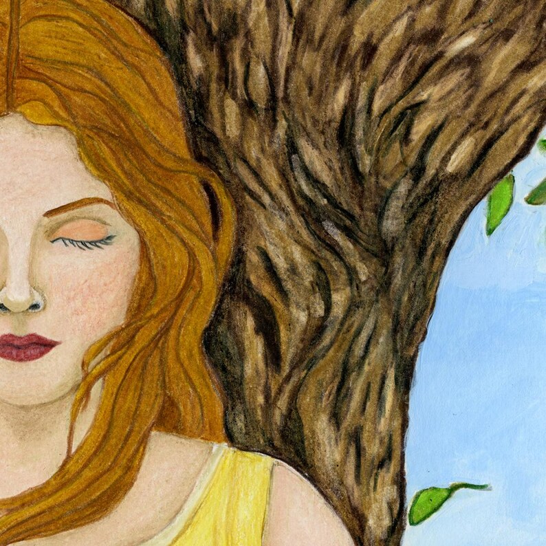 Pu&ograve; includere: Un dipinto ad acquerello che mostra il lato sinistro di un volto con lunghi capelli mossi color zenzero e occhi chiusi. La figura indossa un top giallo e si trova accanto a un grande tronco d'albero marrone strutturato su un cielo azzurro con foglie verdi.