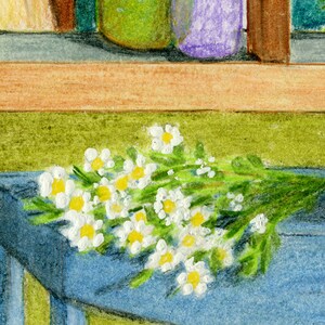 Pode incluir: Um ramo de flores brancas com centros amarelos, arranjado sobre uma superf&iacute;cie azul. As flores t&ecirc;m caules e folhas verdes.