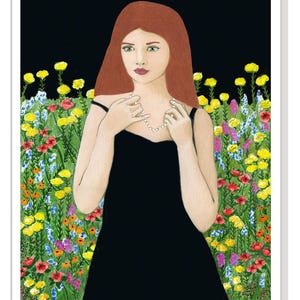K&ouml;nnte beinhalten: Eine Frau mit roten Haaren tr&auml;gt ein schwarzes Kleid und eine Perlenkette und steht vor einem Feld mit bunten Blumen.