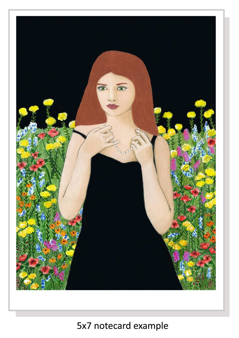 K&ouml;nnte beinhalten: Eine Frau mit roten Haaren tr&auml;gt ein schwarzes Kleid und eine Perlenkette und steht vor einem Feld mit bunten Blumen.