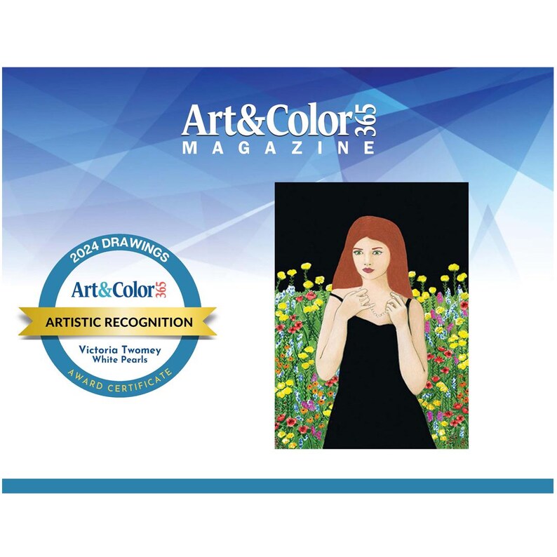 K&ouml;nnte beinhalten: Ein Zertifikat f&uuml;r k&uuml;nstlerische Anerkennung vom Art&Color Magazin f&uuml;r eine Zeichnung mit dem Titel "White Pearls" von Victoria Twomey. Die Zeichnung zeigt eine Frau mit roten Haaren, die ein schwarzes Kleid tr&auml;gt und in einem Feld mit bunten Blumen steht.