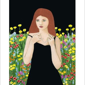 K&ouml;nnte beinhalten: Eine Frau mit langen roten Haaren tr&auml;gt ein schwarzes Kleid und eine Perlenkette. Sie steht vor einem Feld mit bunten Wildblumen.