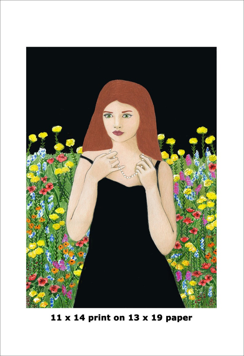 K&ouml;nnte beinhalten: Eine Frau mit langen roten Haaren tr&auml;gt ein schwarzes Kleid und eine Perlenkette. Sie steht vor einem Feld mit bunten Wildblumen.