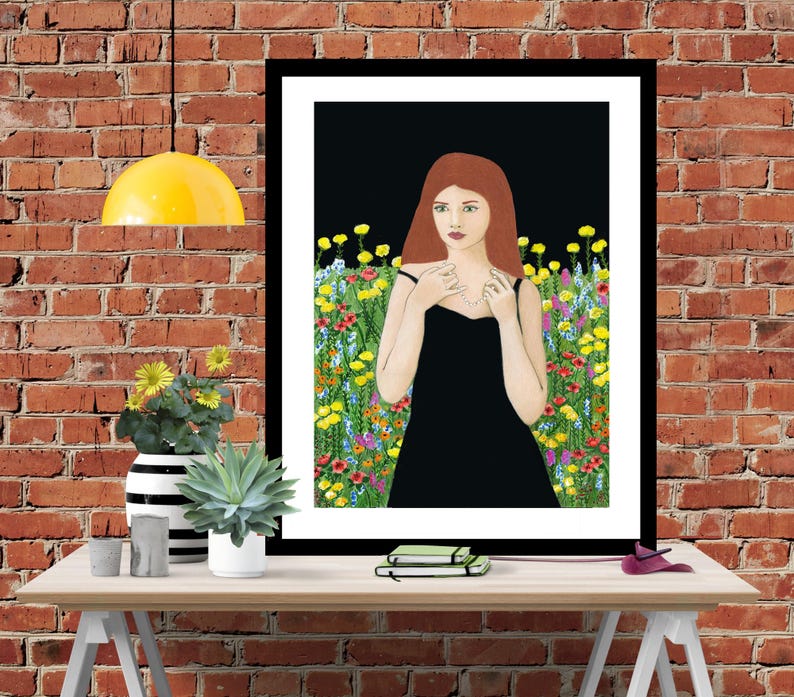 K&ouml;nnte beinhalten: Ein Gem&auml;lde einer Frau mit langen roten Haaren, die in einem Feld mit bunten Blumen steht. Sie tr&auml;gt ein schwarzes Kleid und eine Perlenkette. Der Hintergrund ist schwarz.