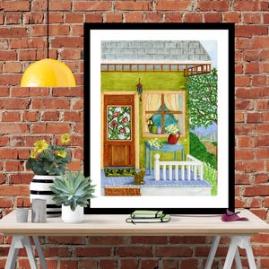 Pode incluir: Pintura em aquarela de uma casa verde com uma varanda. A porta da frente tem uma janela de vitral com flores cor-de-rosa. Um gato est&aacute; sentado nos degraus da varanda.