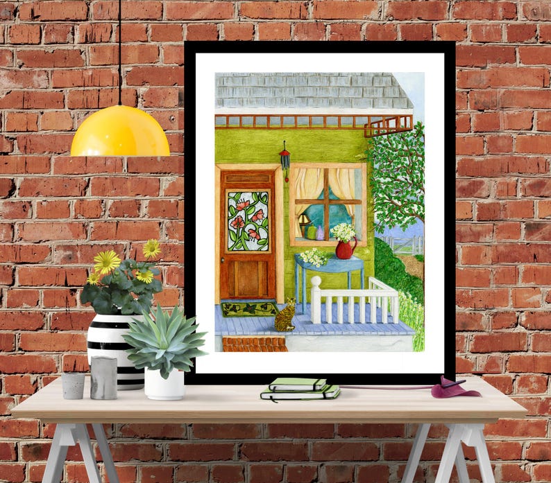 Pode incluir: Pintura em aquarela de uma casa verde com uma varanda. A porta da frente tem uma janela de vitral com flores cor-de-rosa. Um gato est&aacute; sentado nos degraus da varanda.