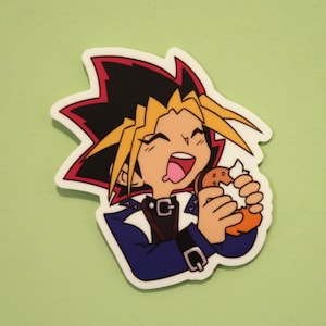 Könnte beinhalten: Ein Cartoon-Aufkleber eines Charakters mit stacheligen blonden Haaren und einer blauen Jacke, der lächelt und einen Burger isst.