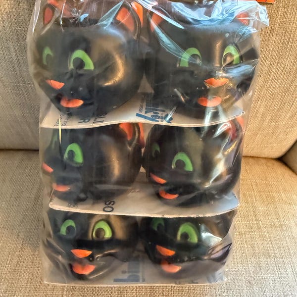 Mini cubos de dulces vintage de molde soplado con forma de gato en su embalaje original.
