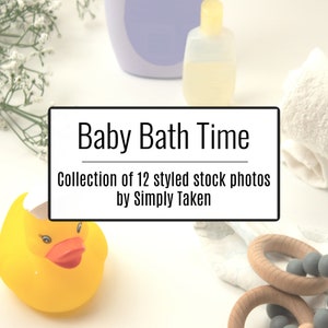 Könnte beinhalten: Eine Baby-Badewanne-Szene mit einer gelben Quietscheente mit rotem Schnabel und blauen Augen. Das Bild enthält eine Flasche Babywaschmittel, ein weißes Handtuch und einen hölzernen Beißring. Der Text lautet "Baby Bath Time".