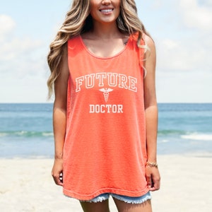 Camiseta com letras do time do colégio Comfort Colors® Future Doctor, camiseta sem mangas para faculdade de medicina, presente para futuro médico, camiseta para estudante de medicina, camiseta sem mangas Future MD