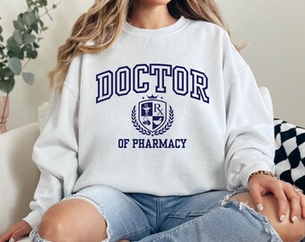 Sudadera universitaria de doctor en farmacia, regalo para farmacéuticos nuevos, regalo de graduación de farmacia, sudadera universitaria de PharmD, cuello redondo con el escudo de la farmacia