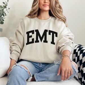 Moletom bonito para paramédicos com letras universitárias, gola redonda para técnico de emergência, camisa para paramédicos, pulôver para medicina de emergência, presente para paramédicos, moletom universitário