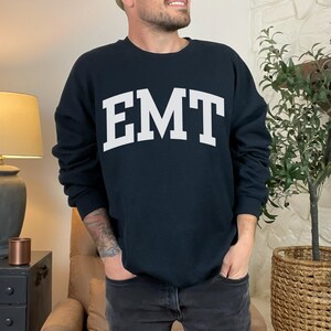 Moletom Varsity Letter EMT, gola redonda para técnico de emergência, camisa EMT, pulôver para medicina de emergência, presente EMT para ele, moletom Varsity
