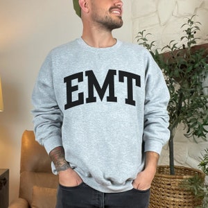 Moletom Varsity Letter EMT, gola redonda para técnico de emergência, camisa EMT, pulôver para medicina de emergência, presente EMT para ele, moletom Varsity
