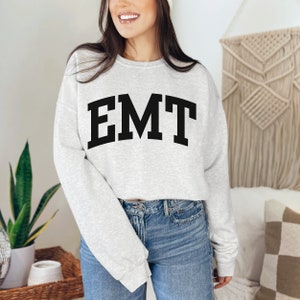 Moletom bonito para paramédicos com letras universitárias, gola redonda para técnico de emergência, camisa para paramédicos, pulôver para medicina de emergência, presente para paramédicos, moletom universitário