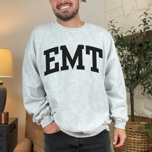Moletom Varsity Letter EMT, gola redonda para técnico de emergência, camisa EMT, pulôver para medicina de emergência, presente EMT para ele, moletom Varsity