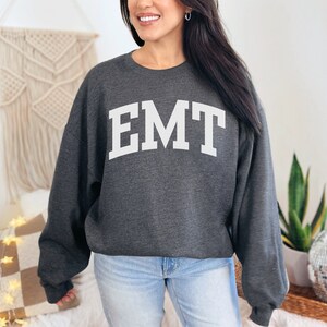Moletom bonito para paramédicos com letras universitárias, gola redonda para técnico de emergência, camisa para paramédicos, pulôver para medicina de emergência, presente para paramédicos, moletom universitário