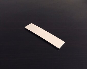 Op de afbeelding: Een witte rechthoekige magneet.