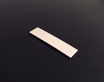 Op de afbeelding: Een witte rechthoekige magneet.