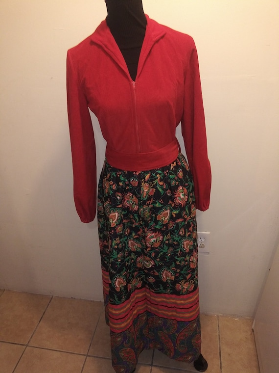 Vintage 1970s Red floral Quilted, House Dress / Ho