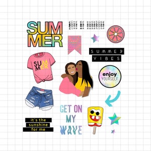 Peut inclure: Une collection d'illustrations sur le th&egrave;me de l'&eacute;t&eacute;. Comprend le mot "SUMMER" aux couleurs de l'arc-en-ciel, un t-shirt rose avec le texte "SUMMER", un short en jean et l'expression "it's the sunshine for me". Comprend &eacute;galement une glace et deux femmes.